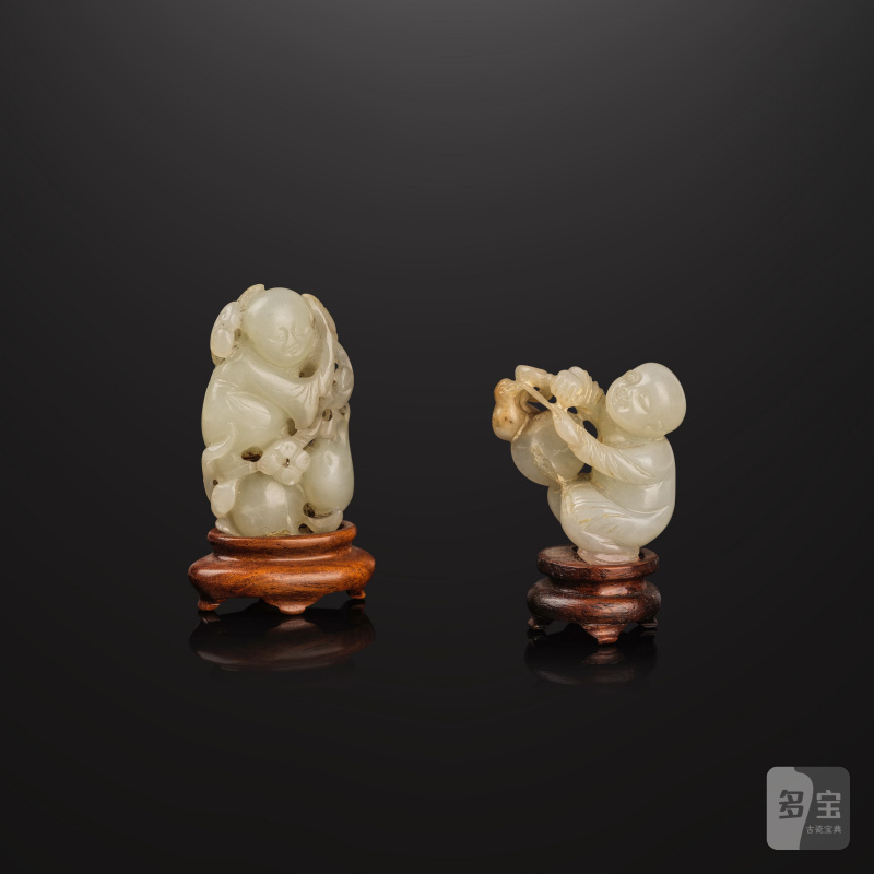 清 十八世紀 青白玉童子擺件兩件 | DEUX PETITS SUJETS EN JADE CÉLADON PÂLE - 图1